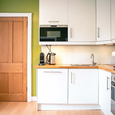 1 Bed Overlooking The Historic Greyfriars Church