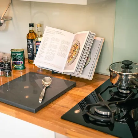 1 Bed Overlooking The Historic Greyfriars Church Apartment