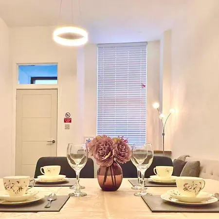 Bright 2-bed Near Haymarket - Easy Access 아파트 *