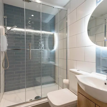 Modern 2 Bedroom Flat In Bonnington Sleeps 6 Lägenhet