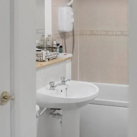 Saughton 2br Free Private Parking Near Tram Station * Edinburgh
