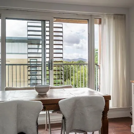 Modern 2 Bed In Apartment *