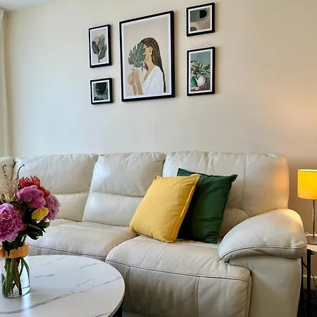 Modern 2 Bedroom Apartment, Near The Sea & *