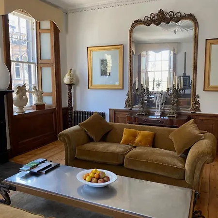 Elegant Main Door, 2 Floor Flat In Historic Leith *