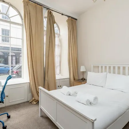 Large Traditional Flat In