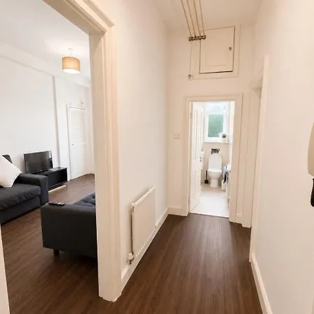 Sleeps 4 Free Parking Modernised 1 Bedroom Apartment