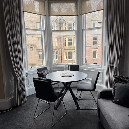 Spacious 3 Bedroom Flat On Marchmont Road Apartamento