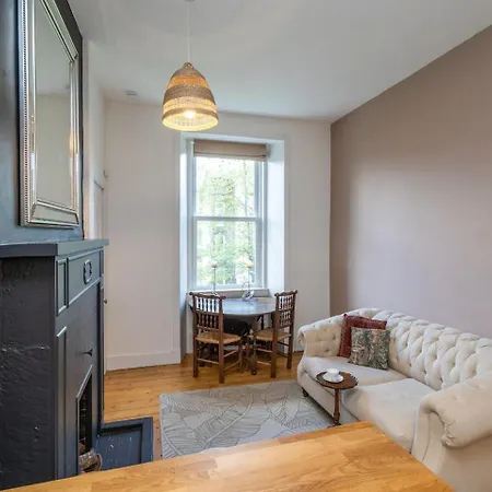 Elegant Victorian On Holyrood Park アパート