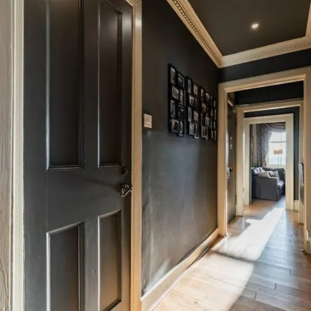 Old Town Castle Views 2-bedroom Near Castle Apartment Edinburgh