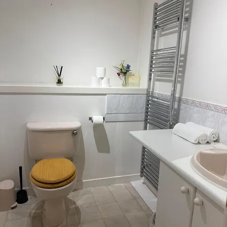 Family-friendly 3 Bed Parking 10 Min To Centre Apartment