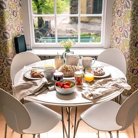 1 Bed Overlooking The Historic Greyfriars Church *