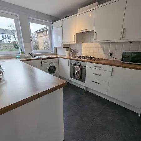 Spacious 2bd Flat Close To Centre Great Area *