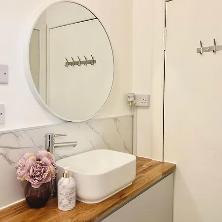 Bright 2-bed Near Haymarket - Easy Access 아파트 *