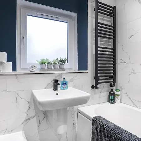 Family-friendly Near Centre Sleeps 5 Edinburg
