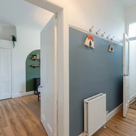 Modern 2 Bedroom Flat In Bonnington Sleeps 6