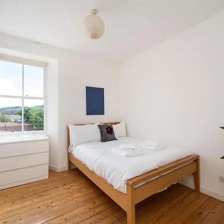 Sunny Flat In Leith With The View Of Arthur's Seat