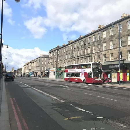 Spacious 4-bedroom Centre Apartment, Sleeps 8 Apartment Edinburgh