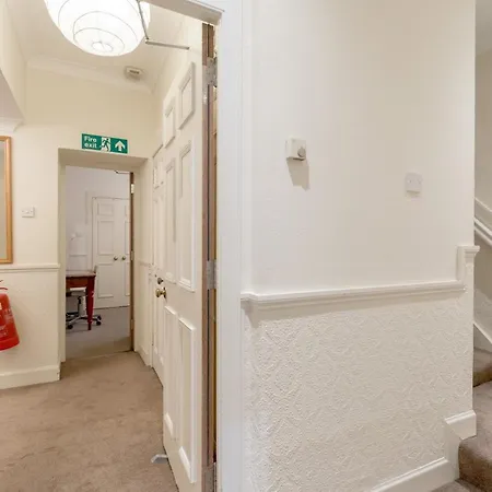 Large Traditional Flat In * Edinburgh