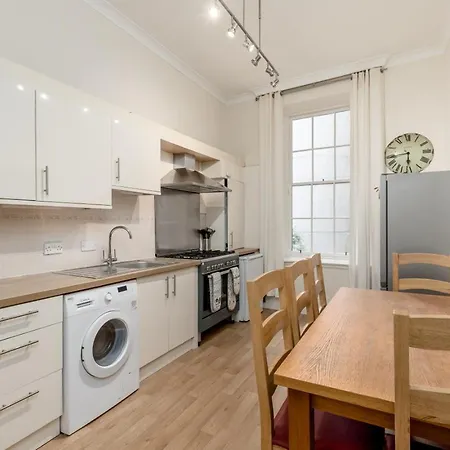 Large Traditional Flat In *