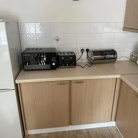 Family-friendly 3 Bed Parking 10 Min To Centre Apartment *