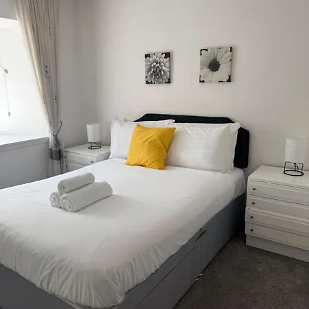 Family-friendly 3 Bed Parking 10 Min To Centre