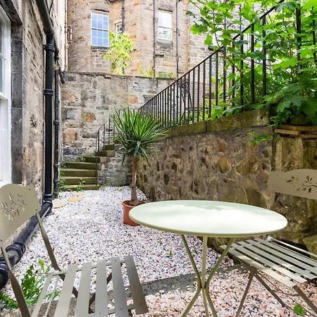 Apartment Spacious 2 Double Bedroomed With Its Own Private Garden Princes Street 10 Minute Walk *