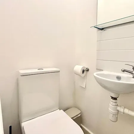 Bright 2-bed Near Haymarket - Easy Access