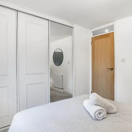 Family-friendly Near Centre Sleeps 5 *