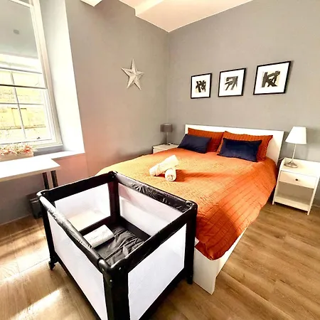 Old Town - Superfast Wifi - 3br Sleeps 7 Apartment Edinburgh