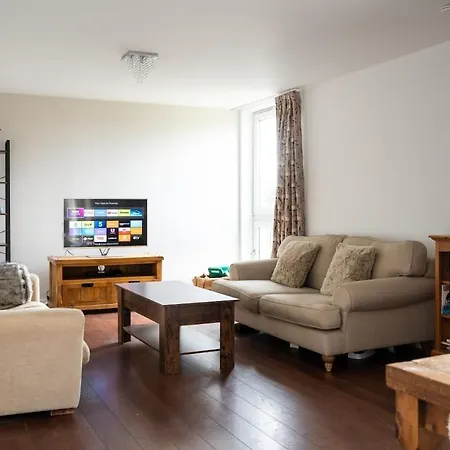 Modern 2 Bed In *
