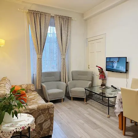Spacious 4-bedroom Centre Apartment, Sleeps 8 Apartment