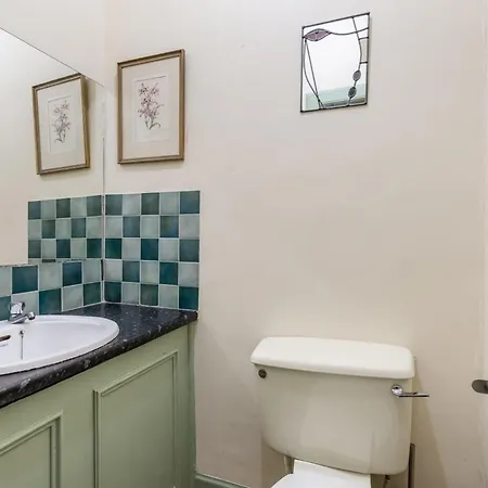 Large Traditional Flat In Apartment Edinburgh