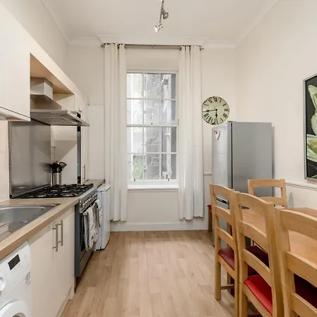 Large Traditional Flat In Edinburg