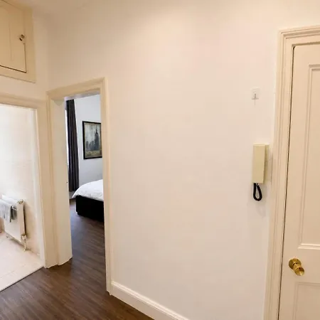 Apartment Sleeps 4 Free Parking Modernised 1 Bedroom *
