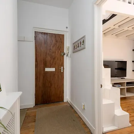 Characterful Old Town Flat By Waverley *
