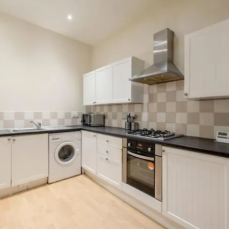 Apartment Spacious 3 Bedroom Flat On Marchmont Road *
