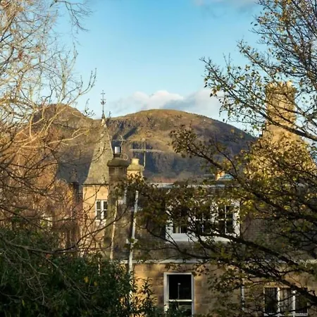 Spacious 3 Bedroom Flat On Marchmont Road *
