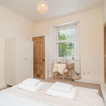 Cosy 2 Bed In - Pass The Keys * Edinburgh