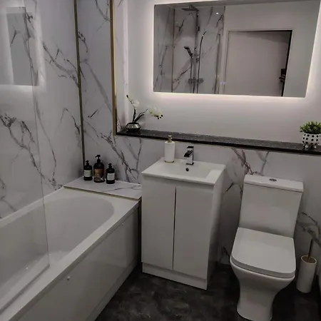 Spacious 2bd Flat Close To Centre Great Area Apartment *