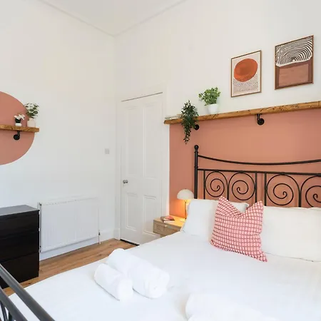 Modern 2 Bedroom Flat In Bonnington Sleeps 6 * Edinburg