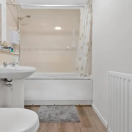 Saughton 2br Free Private Parking Near Tram Station Apartment *