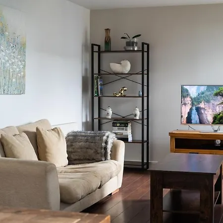 Modern 2 Bed In *