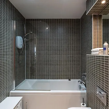 Modern 2 Bed In Edinburgh