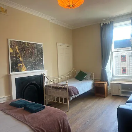 Pleasance 4 Bedrooms 7 Beds Apartment *