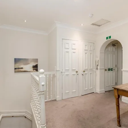 Large Traditional Flat In * Edinburgh