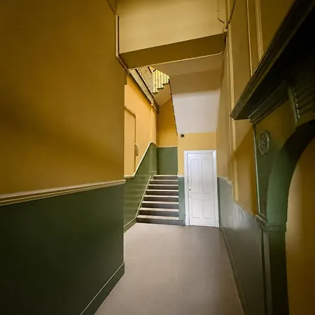 Apartment Edinburghs Location Sleeps Four *