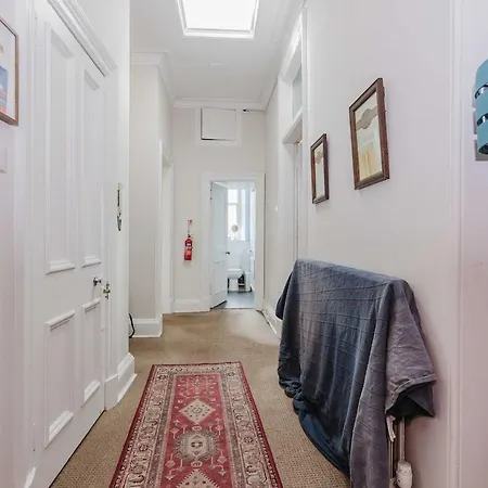 Classic Tenement Meadows & Centre Apartment Edinburgh