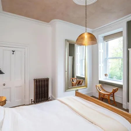 Elegant Victorian On Holyrood Park アパート エディンバラ