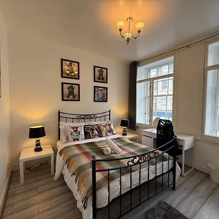 Steps To Royal Mile Apartment