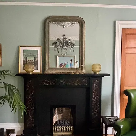 Apartment Morningside Two-bedroom Period Victorian Flat *